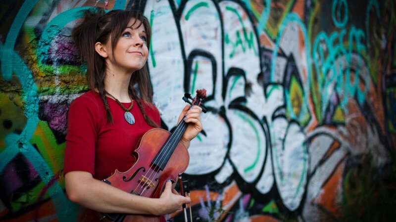 Violinist in front of graffiti