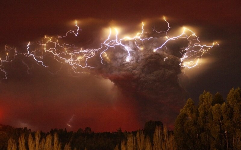 Volcanic Eruption Lightning — Black
