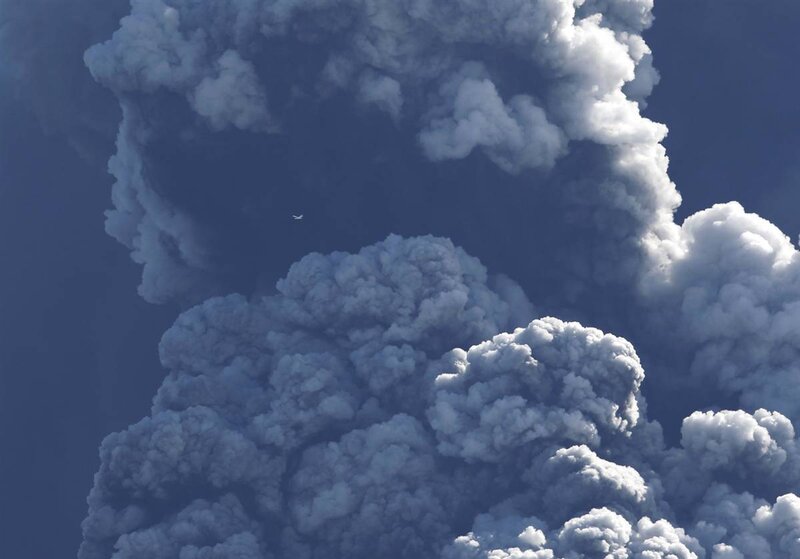 Volcanic eruption plume