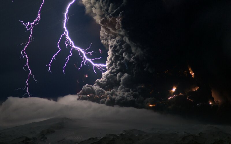 Volcanic Eruption with Lightning — Photograph, Ash Cloud