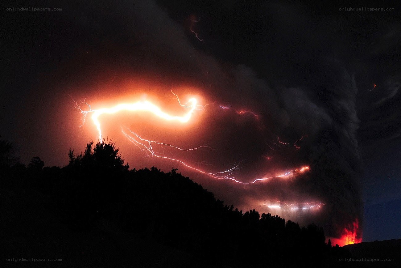 Volcanic lightning storm