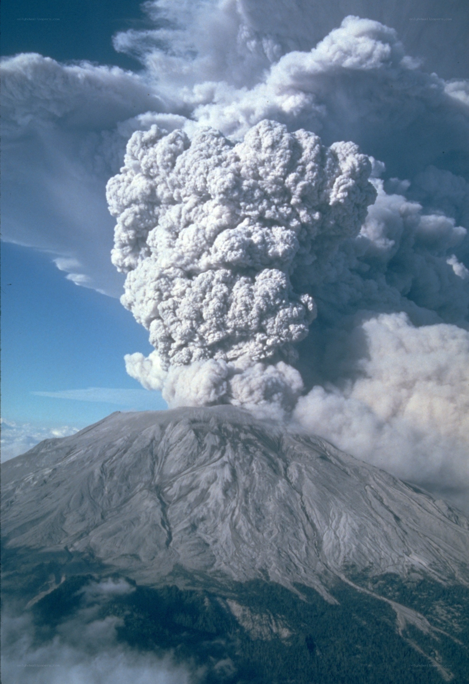 Volcano erupting ash cloud
