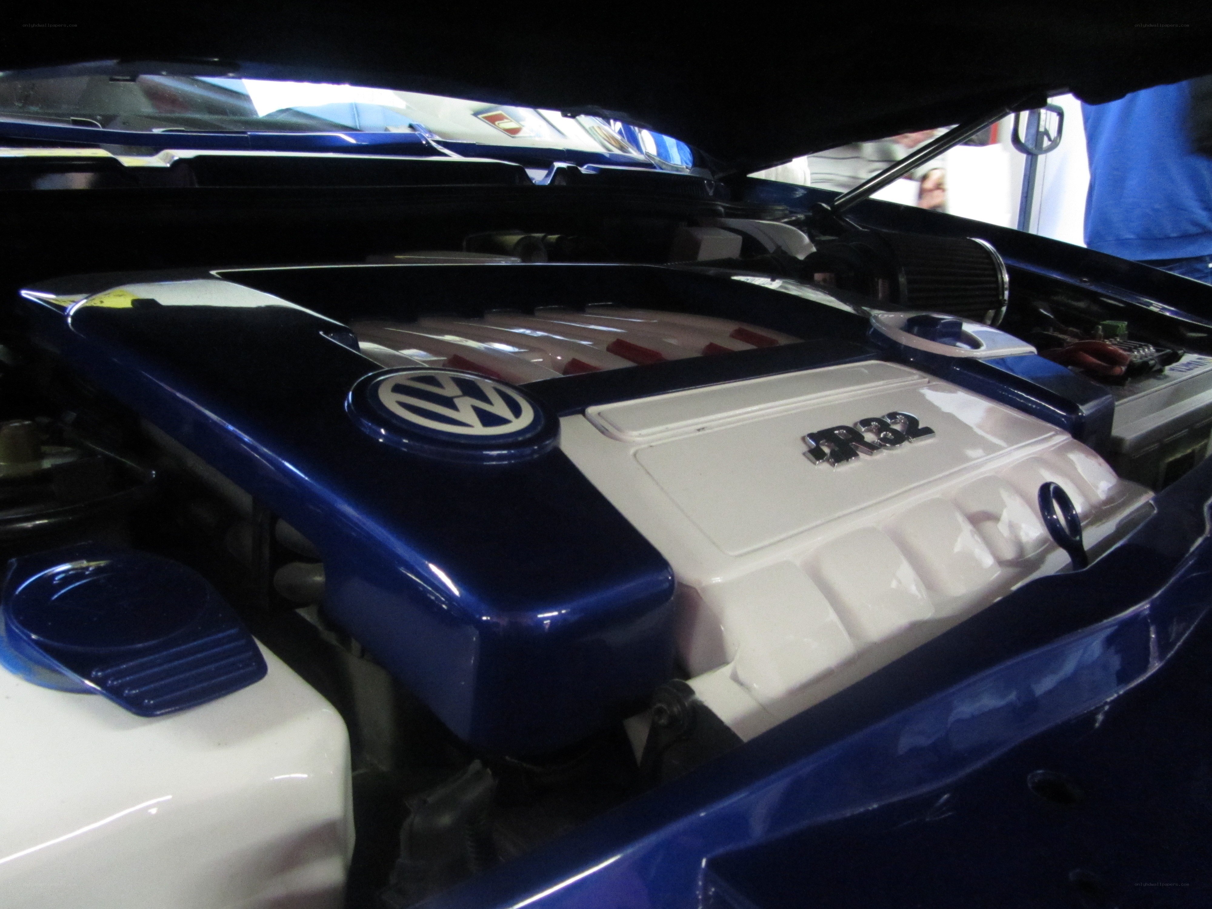 Volkswagen R32 engine bay