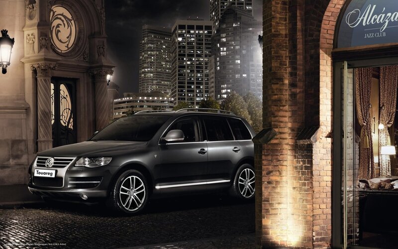 Volkswagen Touareg at night
