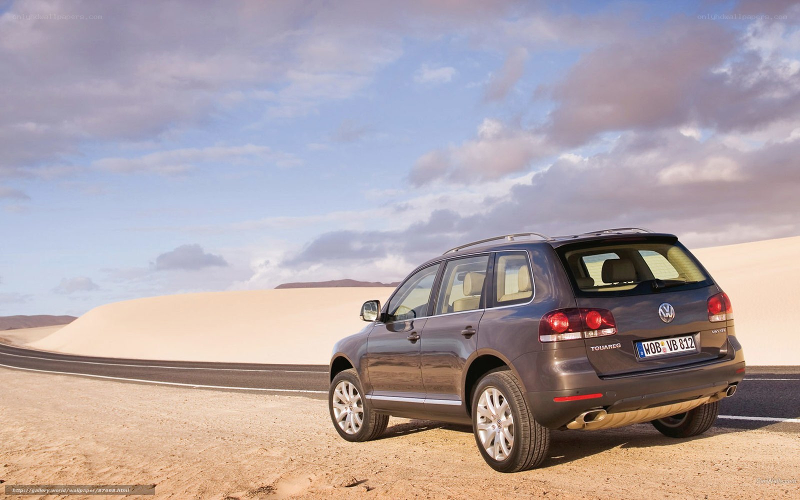 Volkswagen Touareg in desert
