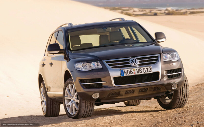 Volkswagen Touareg in desert