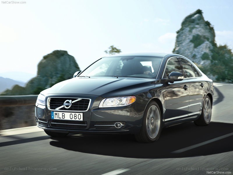 Volvo S80 in motion