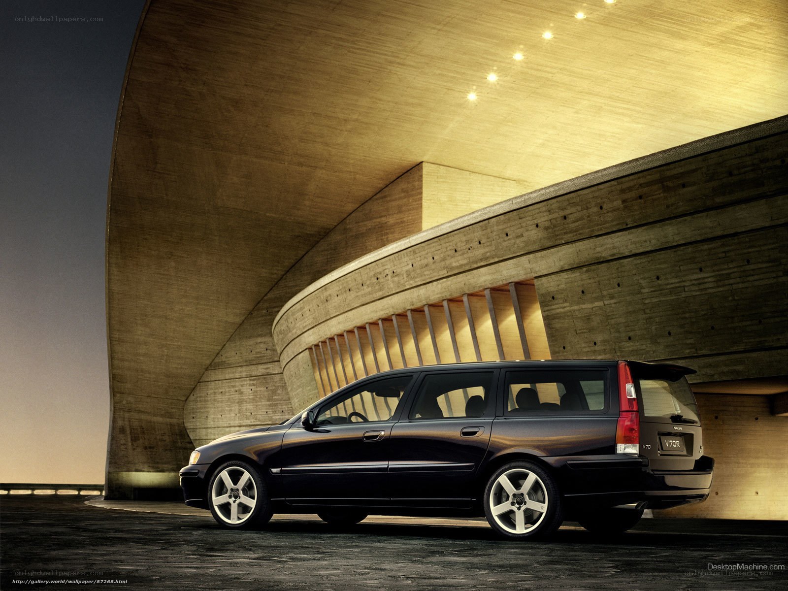 Volvo V70R in modern architecture