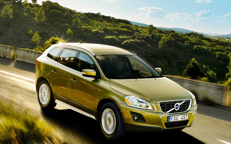 Volvo XC60 on a scenic road