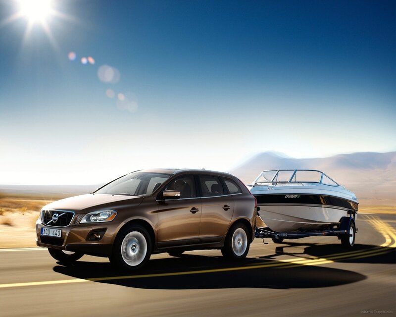 Volvo XC60 towing a boat