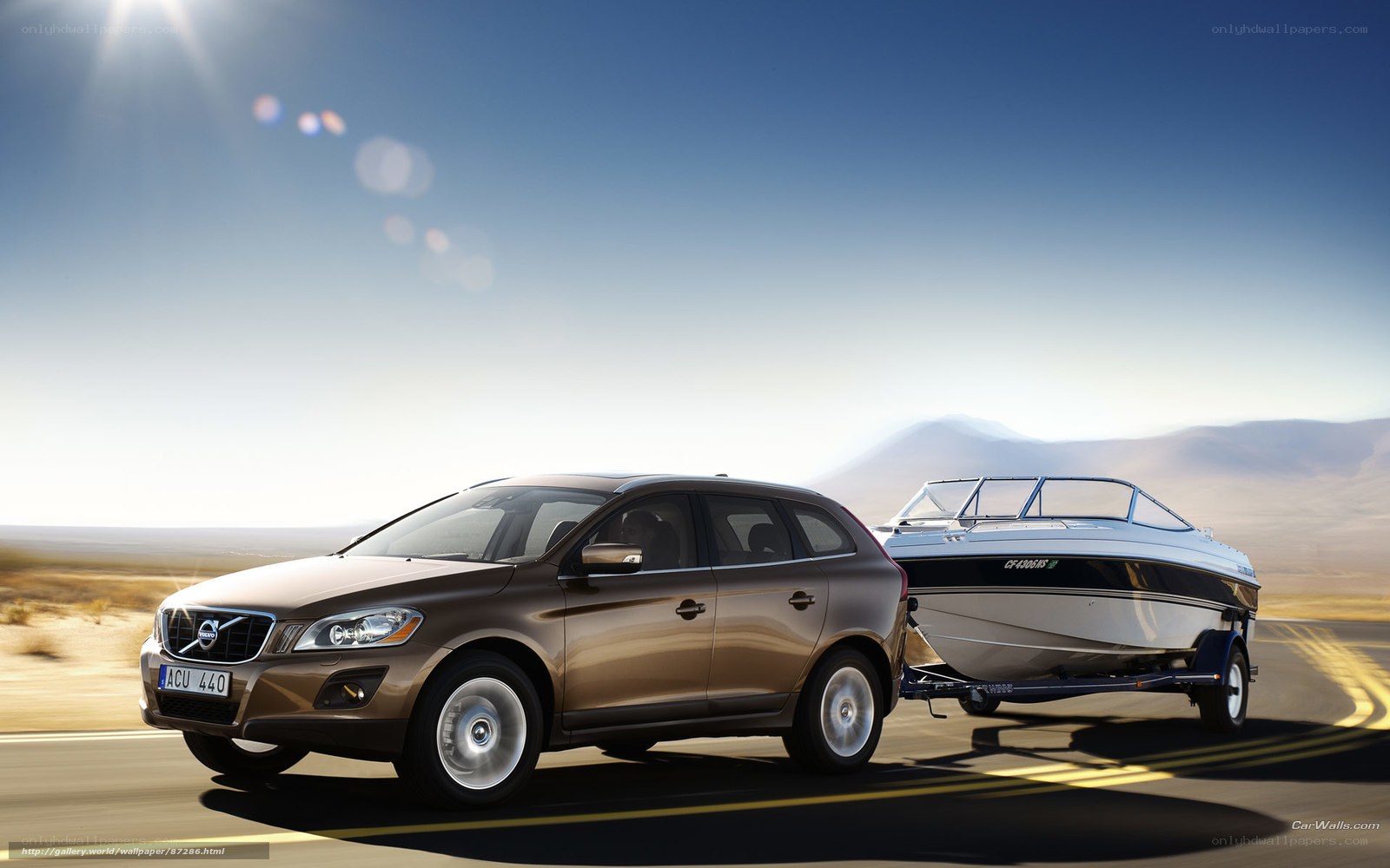 Volvo XC60 towing a boat