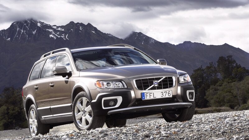 Volvo XC70 in mountain landscape