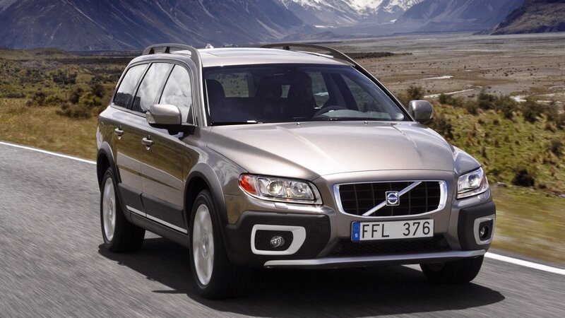 Volvo XC70 on a mountain road