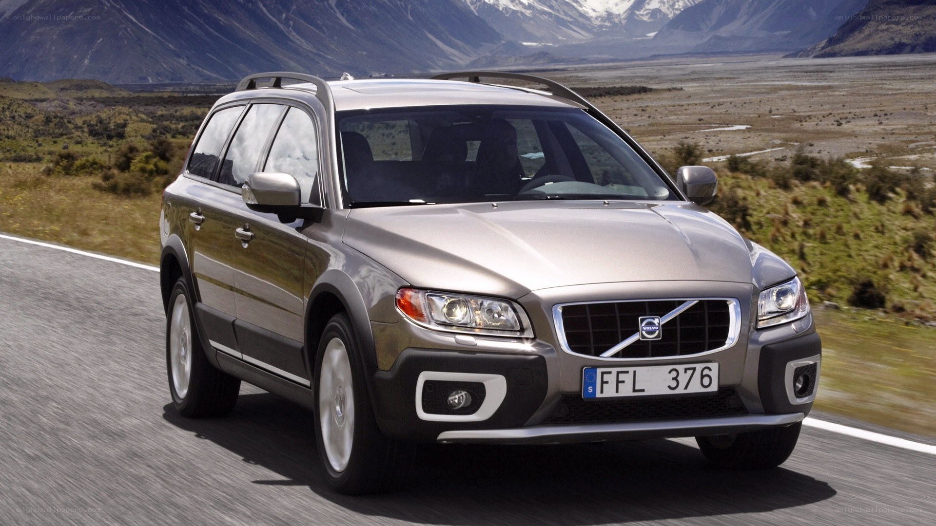 Volvo XC70 on a mountain road