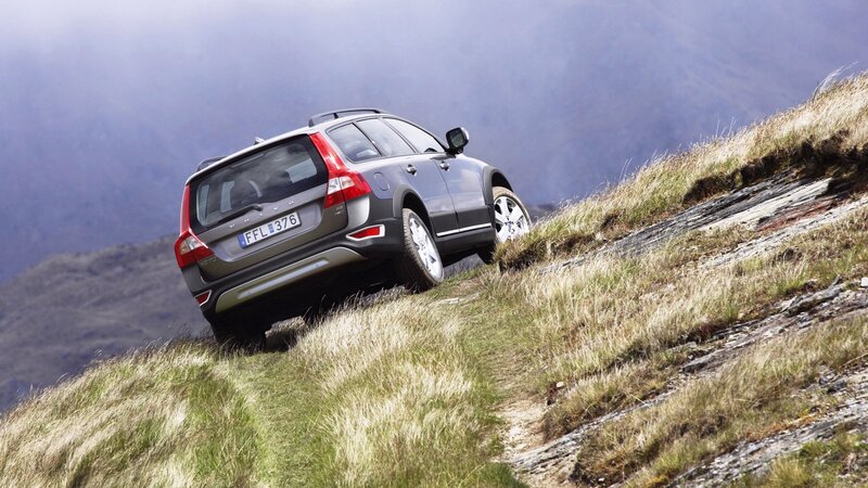 Volvo XC70 on a steep hill