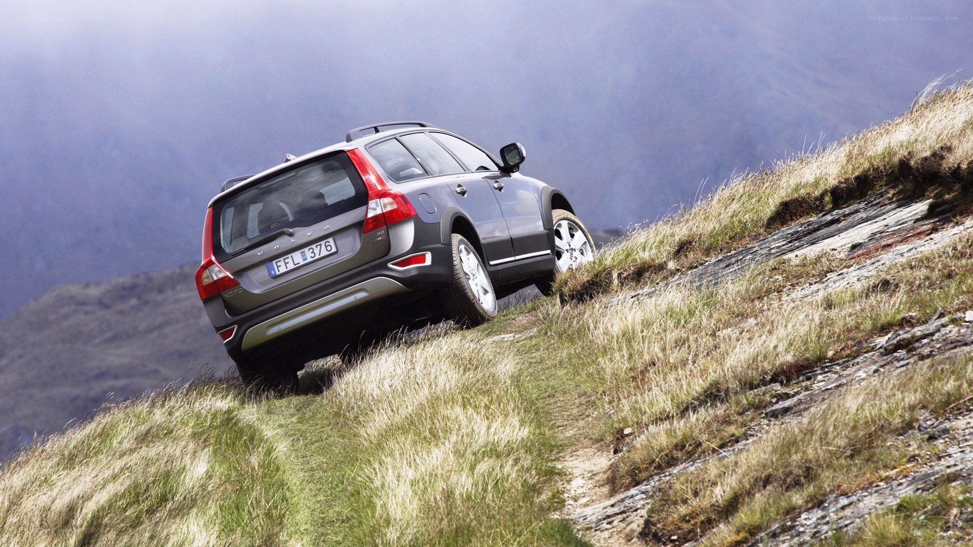 Volvo XC70 on a steep hill