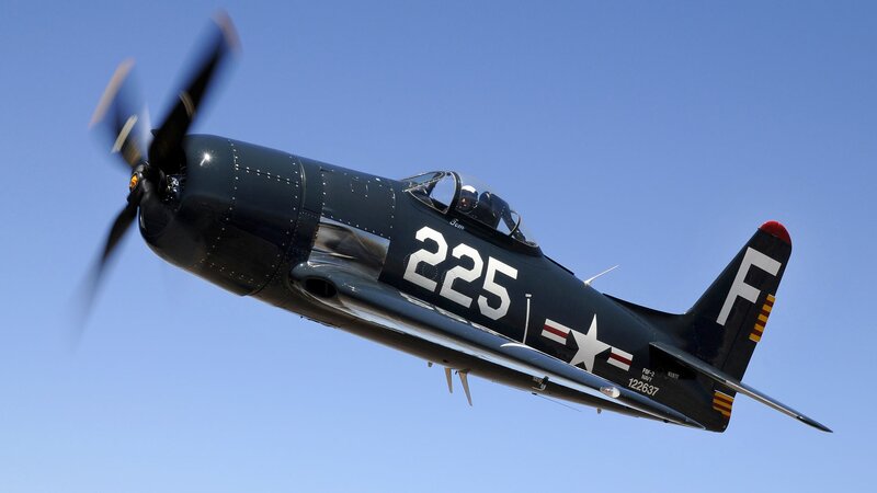 vought f4u corsair in flight