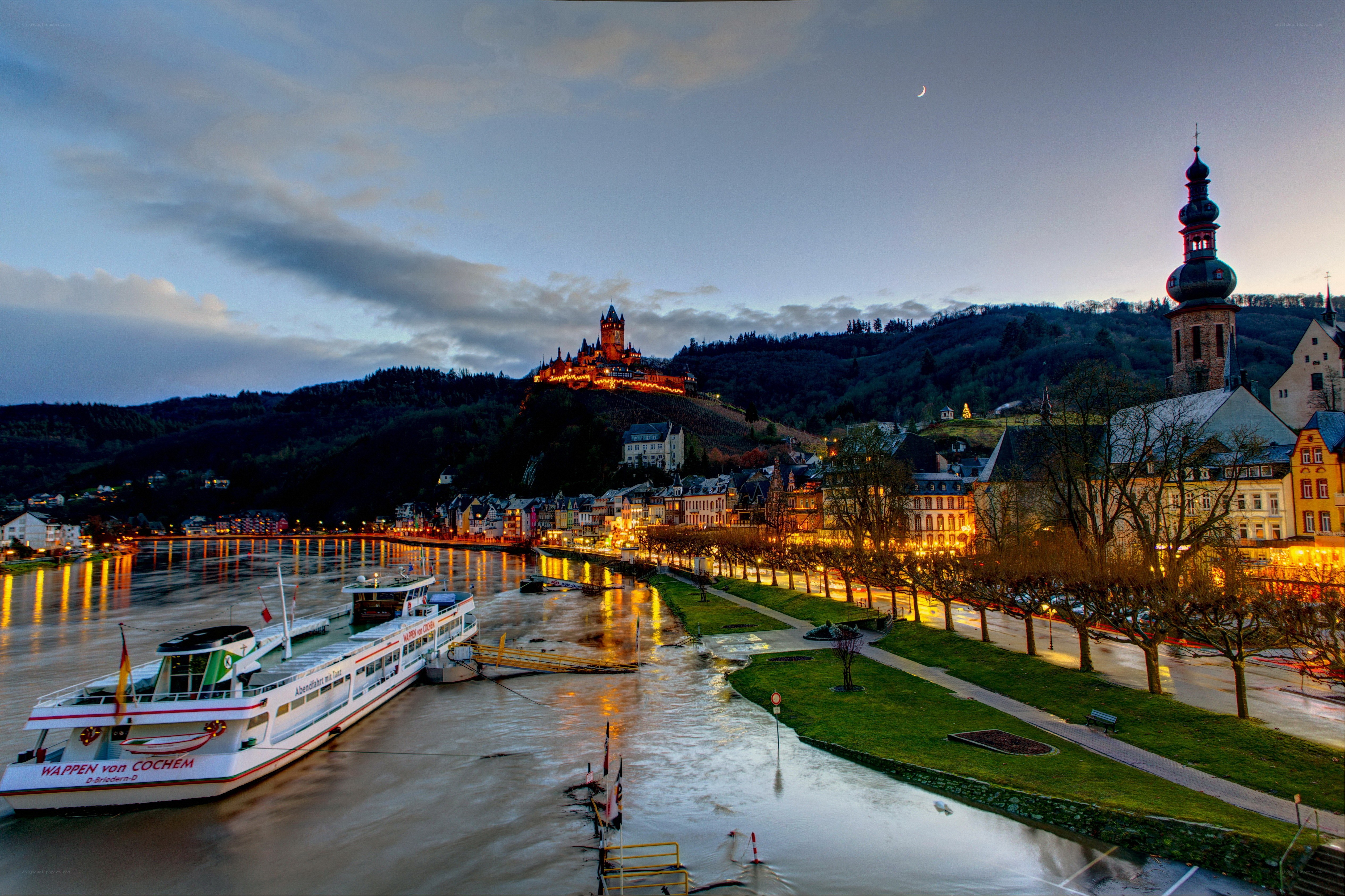 Wachten on the river at dusk
