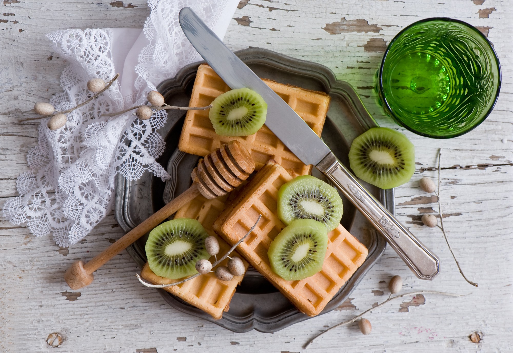 waffles with kiwi and honey