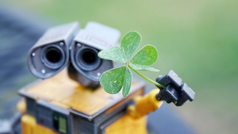 Wall-E holding a four-leaf clover