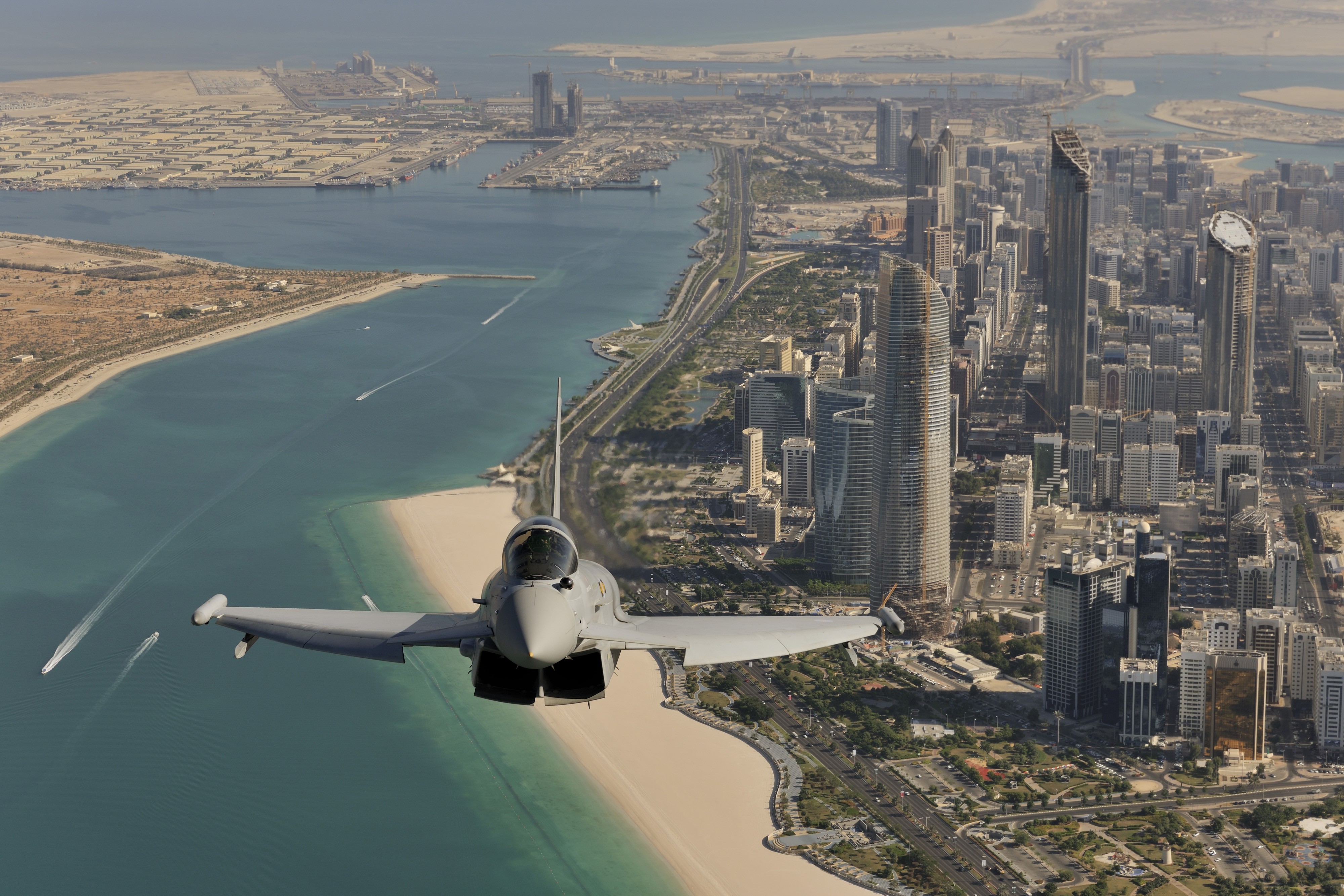 Полет на самолете дубай. Самолет Абу Даби. Абу Даби с высоты птичьего полета. Абу Даби Дубай город. Набережная Корниш в Абу-Даби.