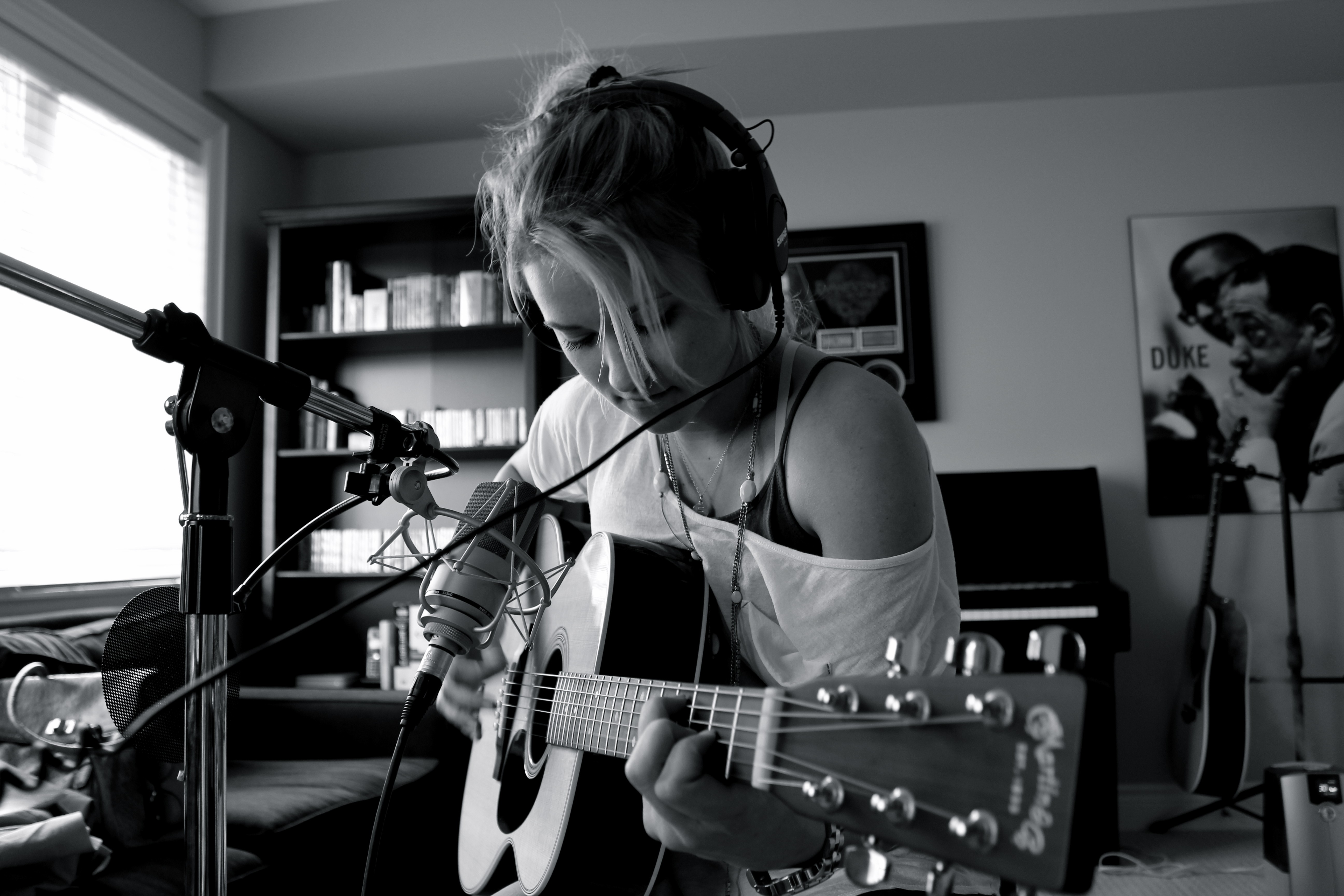 Можно современную музыку. Девушка поет. Девушка с гитарой в студии. Девушка с микрофоном. Девушка музыкант.