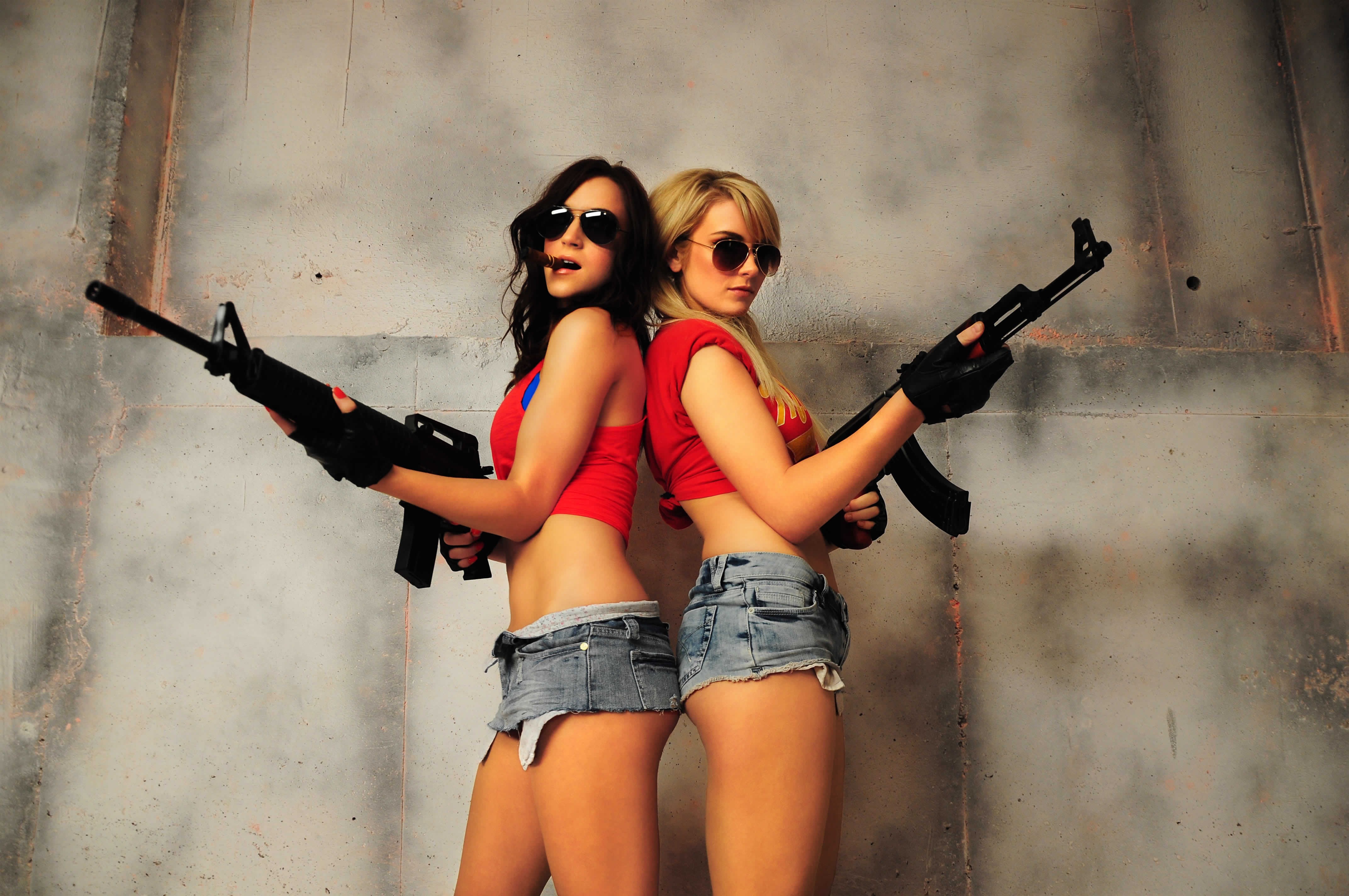 Твоя телка пушка. Красивые девушки с оружием. Опасная девушка. Блондинка и брюнетка с пистолетом. Девушка с оружием в очках.