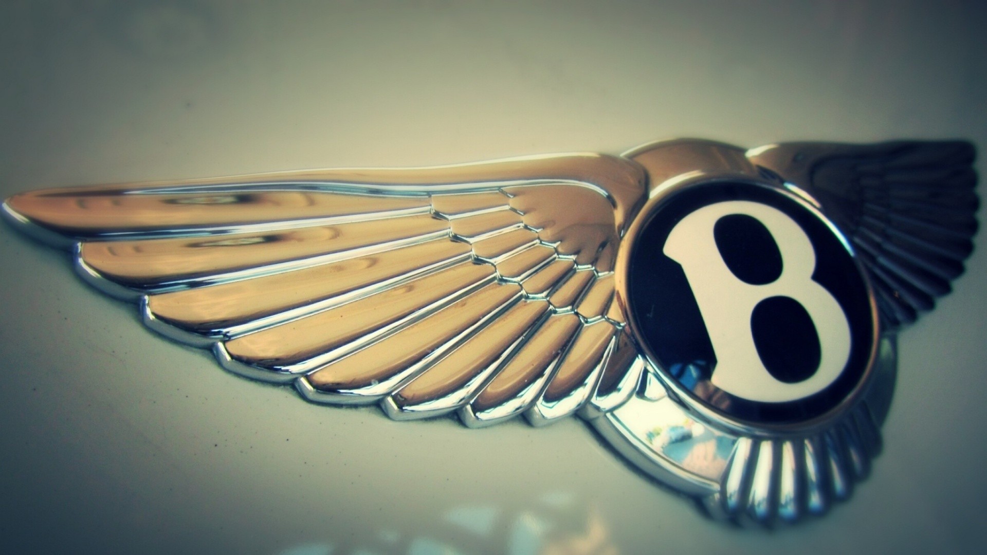 Bentley золотой логотип