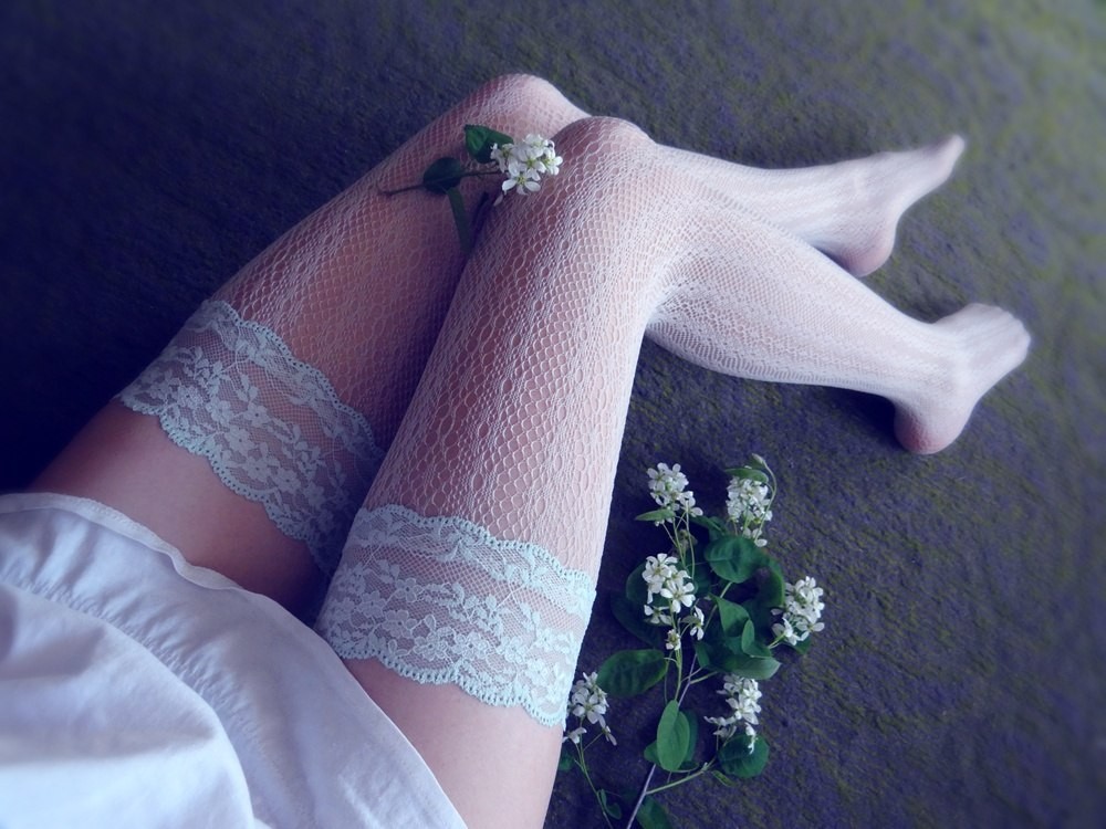 Обожаю чулки. Ноги девушек в белых чулках. Мужчина в белых чулках. Чулки Эстетика. Белые чулки Эстетика.