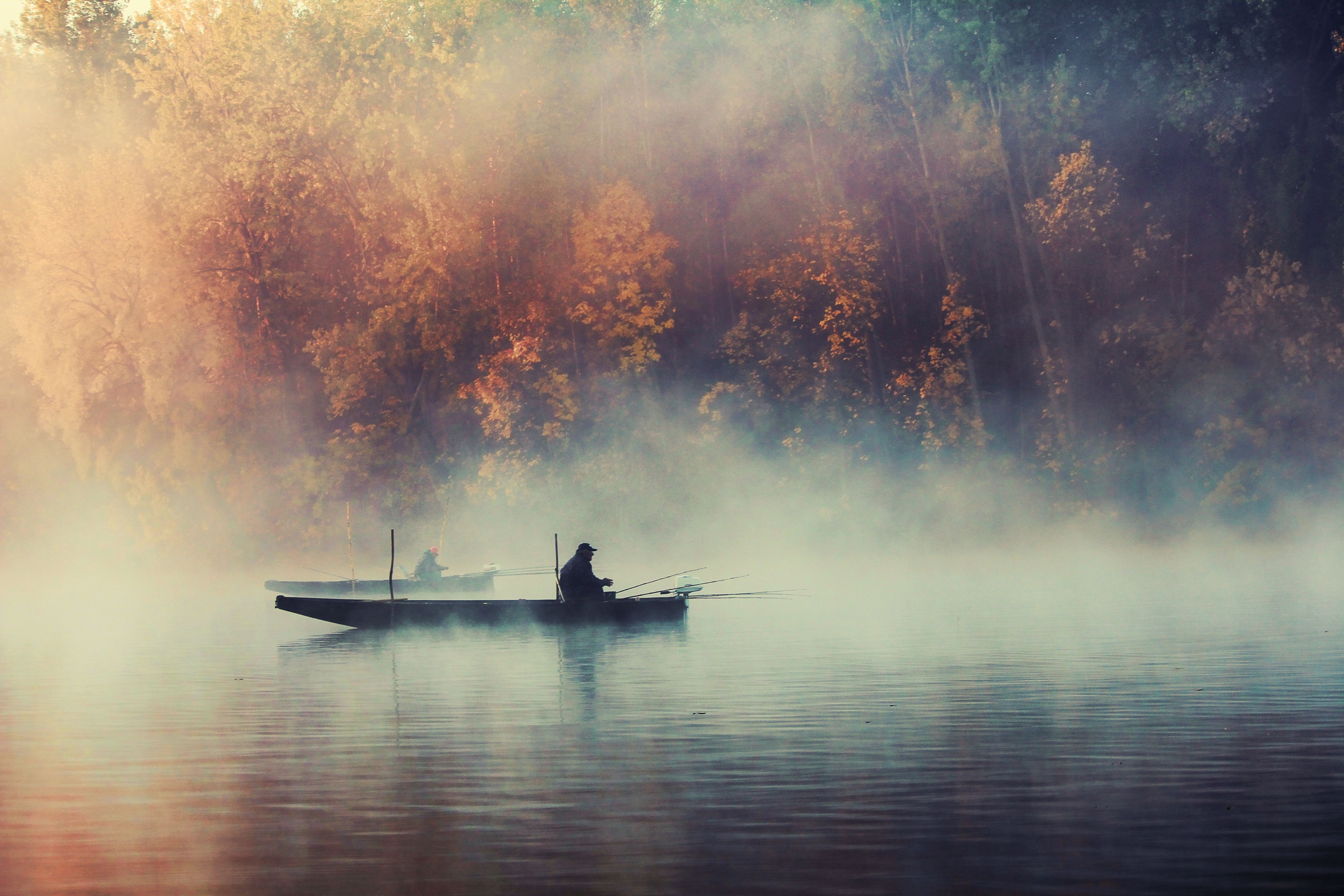 Купаться туманы. Туманный пейзаж. Туман на воде. Лодка на озере. Лодка в тумане.