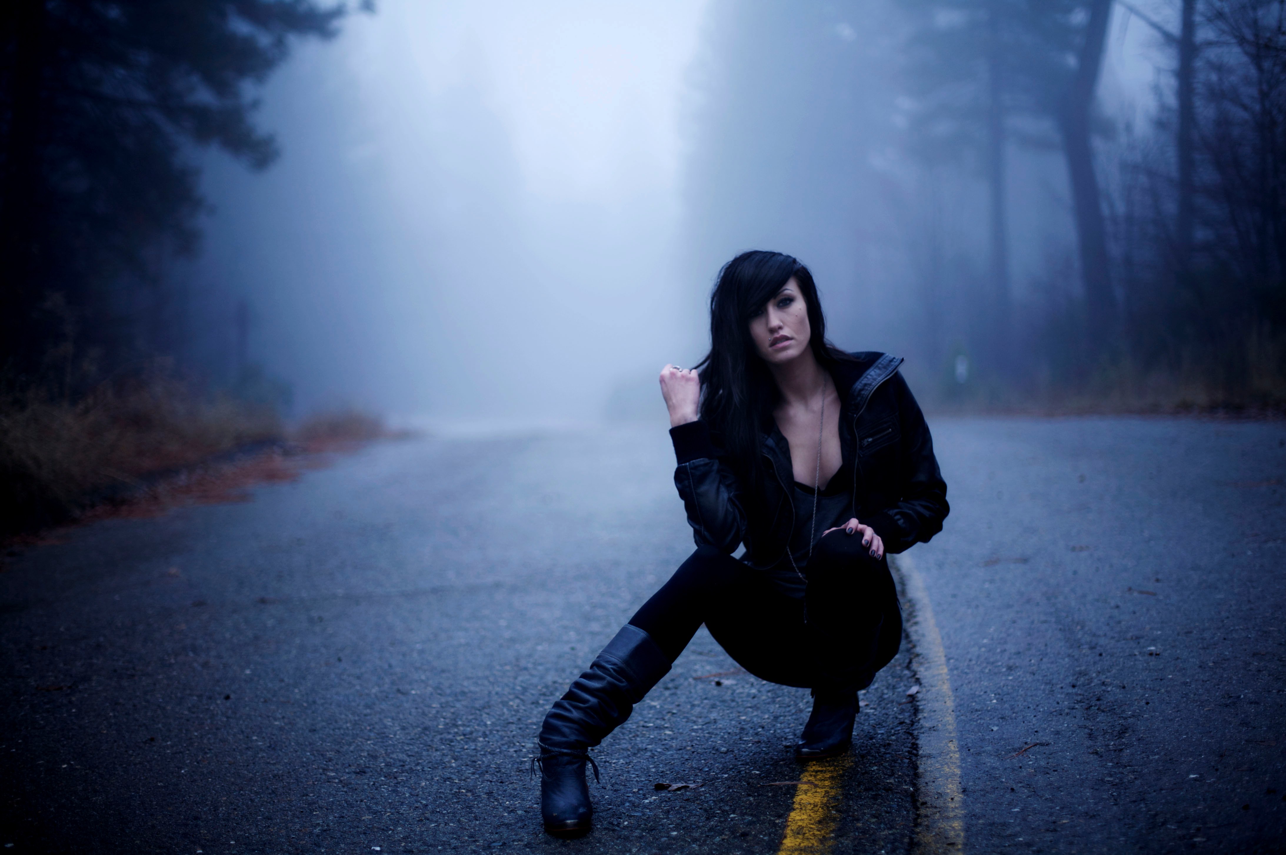Крошка брюнетка. Брюнетка в тумане. Темная девушка. Девушка на дороге. Мрачное настроение.