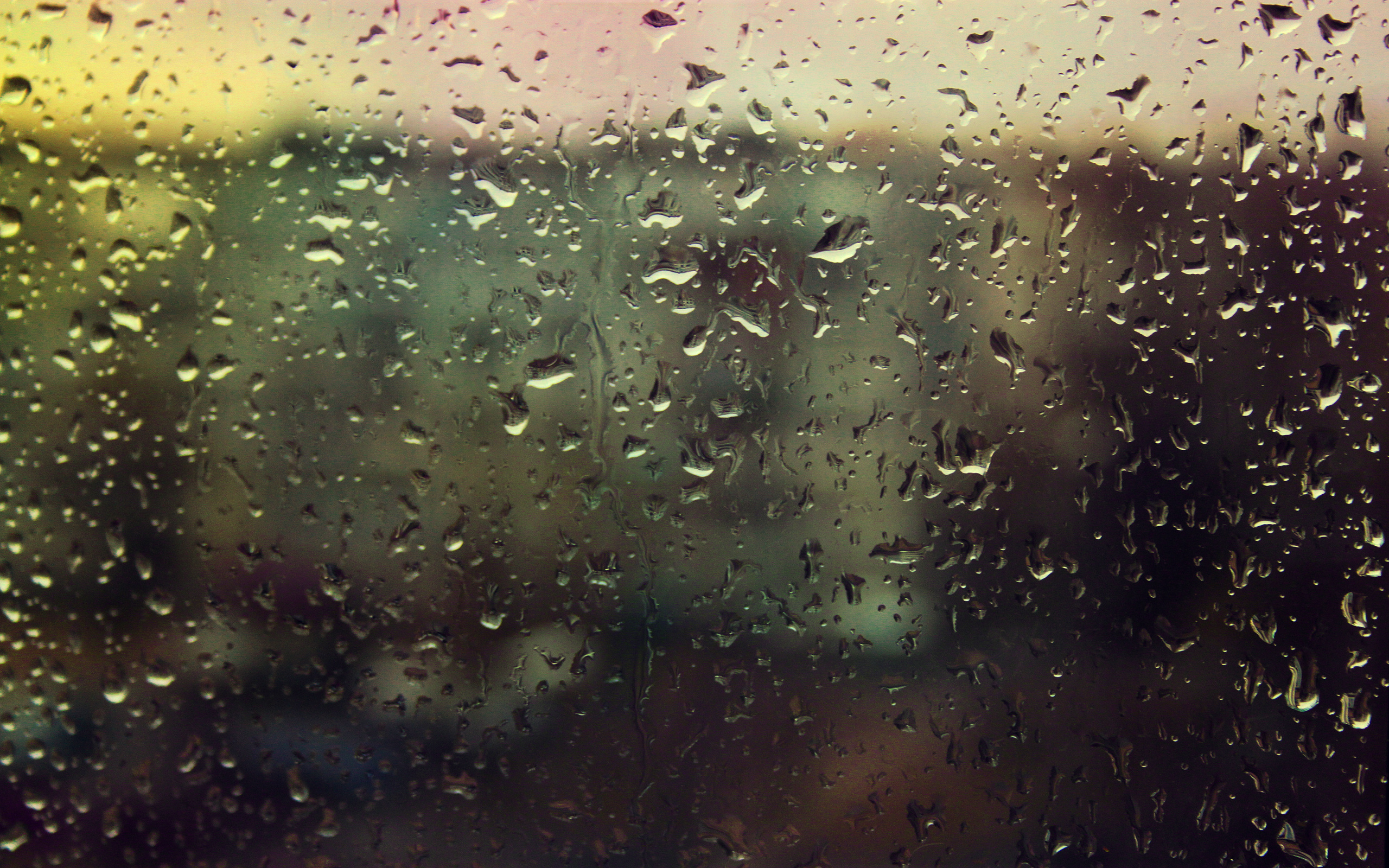 Окно в дождевых каплях. Капли на стекле. Обои на рабочий стол дождь. Дождь на стекле. Капли дождя.