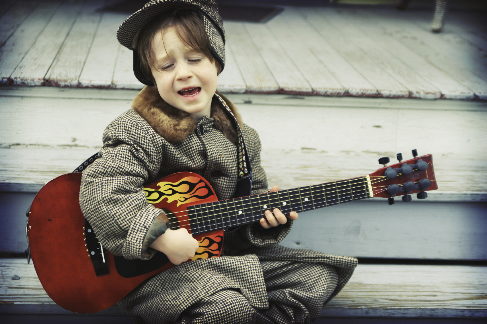 I play the guitar. Гитара для детей. Электрогитара для детей. Мальчик с гитарой. Ребенок играет на гитаре.