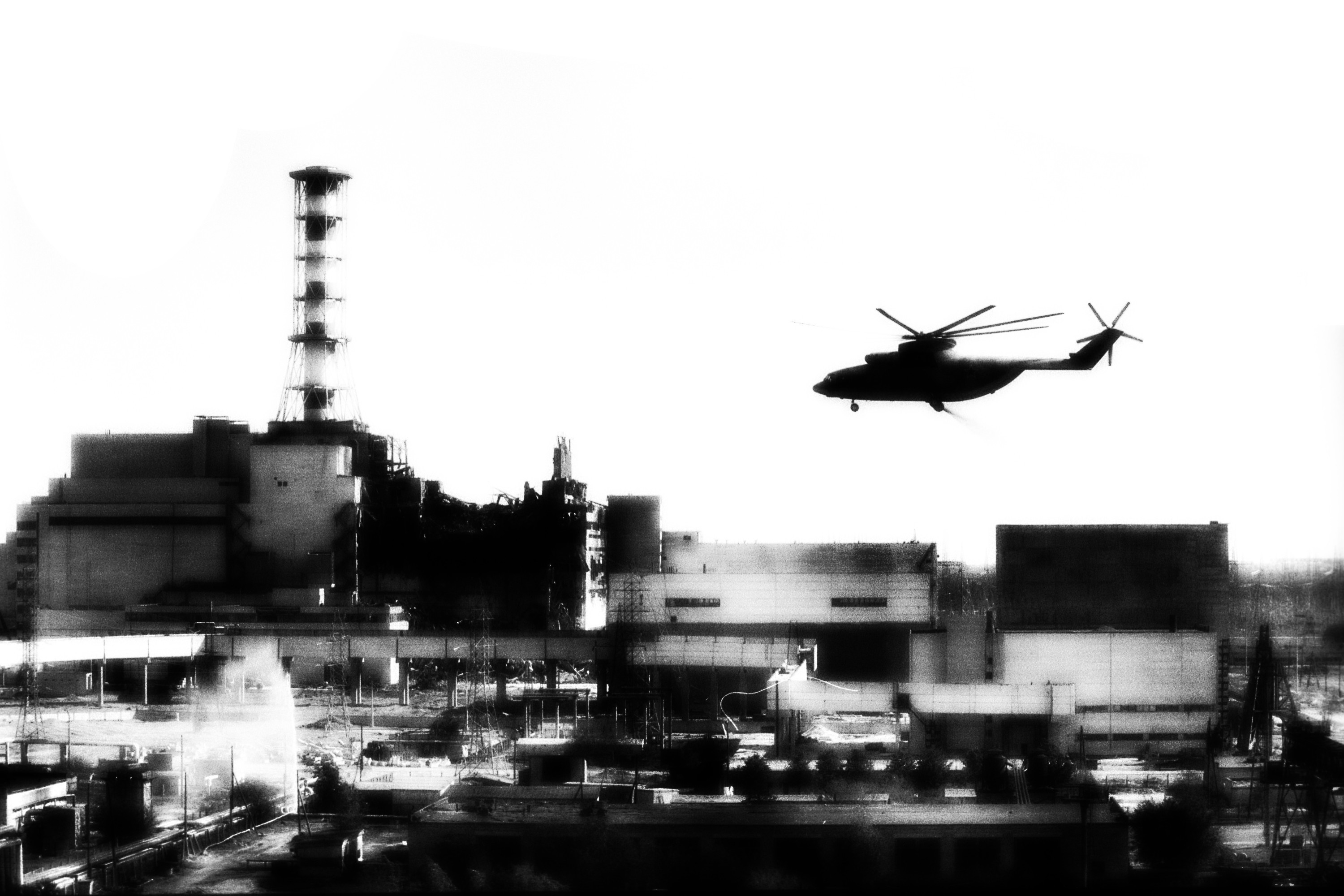 Черно аэс. Вертолеты на Чернобыльской АЭС 1986. Ми 26 ЧАЭС. Припять ЧАЭС 1986 чёрно-белая. Вертолет ми-26 Чернобыльская АЭС.