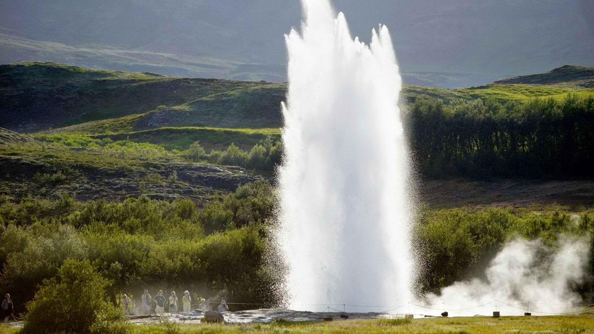 Температуру и поток воды. Долина гейзеров Исландия. Гейзер Строккюр в Исландии. Великий Гейсир Исландия. Гейзер фонтан на Камчатке.
