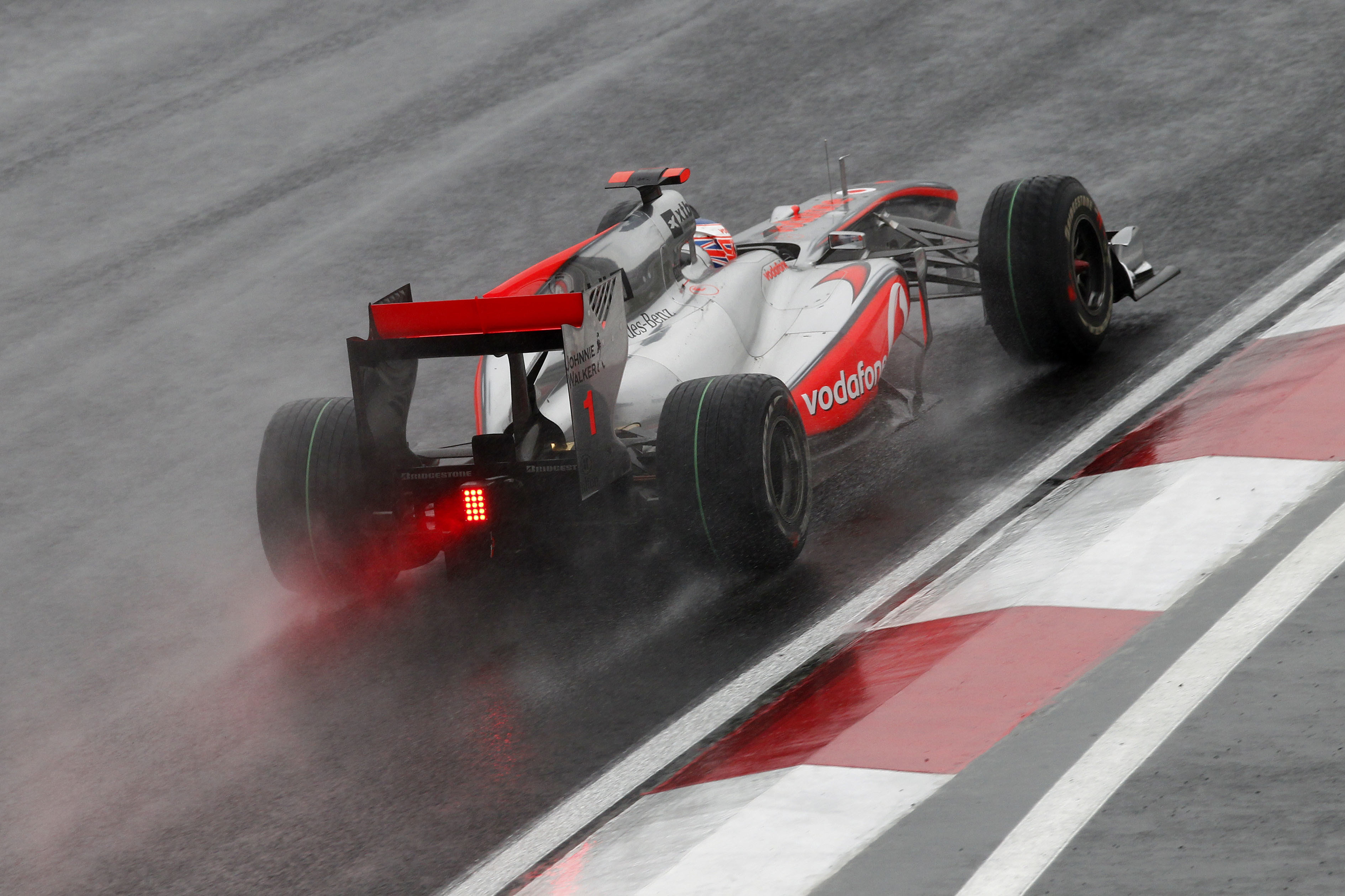 Скорость автомобиля формула 1. MCLAREN f1 2010. MCLAREN формула 1. Скорость болида ф1. Formel 1.