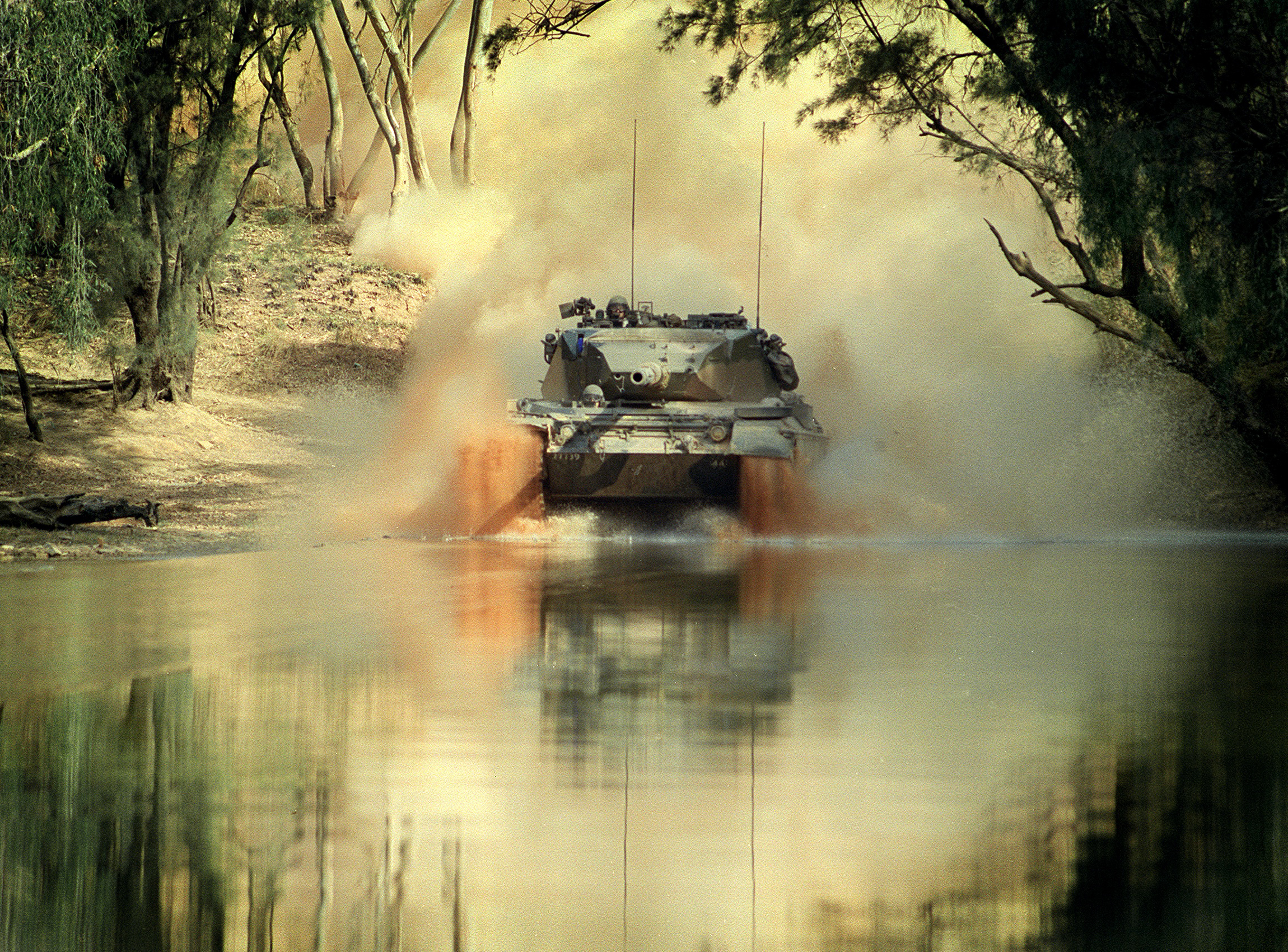 И где для меня и где засада. Танк леопард. Австралийский танк леопард. Танк в засаде. Танк в воде.