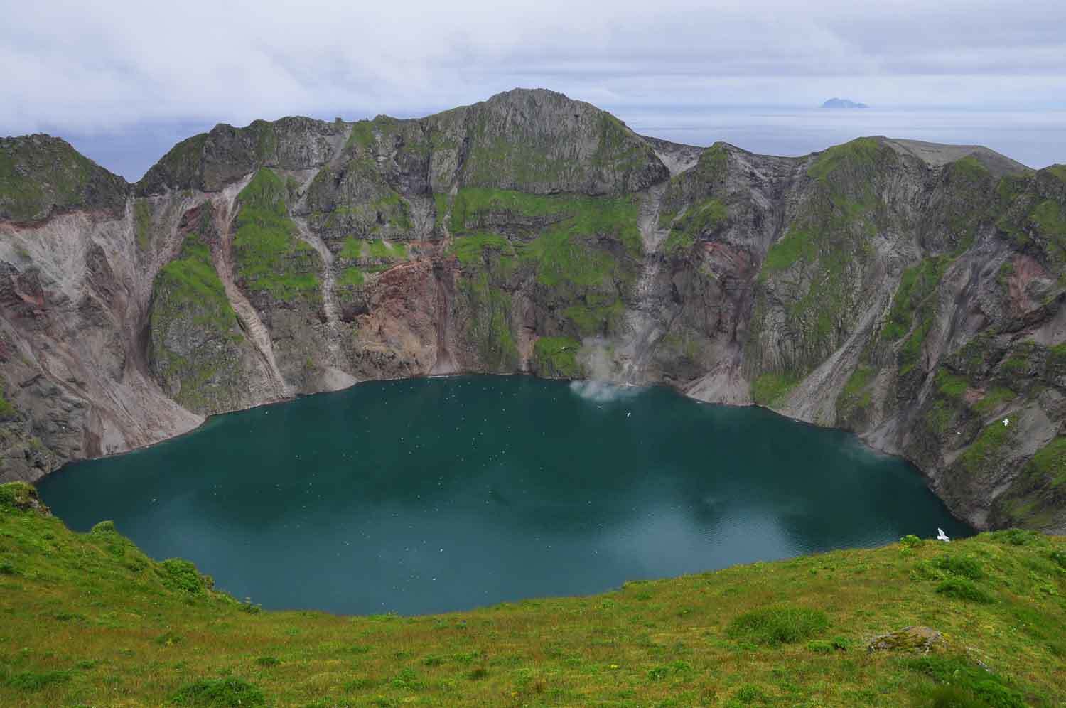Озеро кратер-Нур