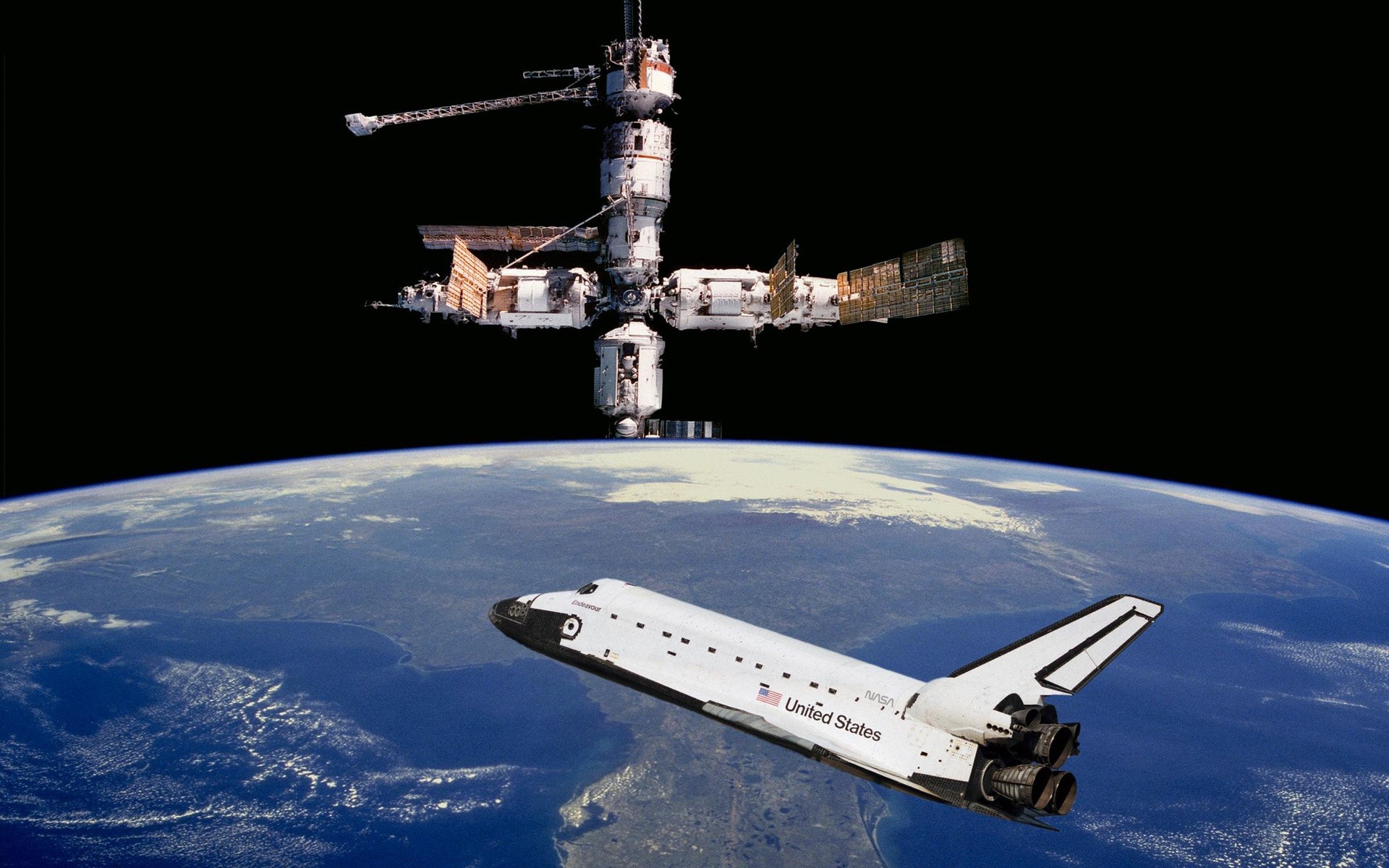 Космические корабли на орбите земли. Спейс шаттл и МКС. Спейс шаттл в космосе. МКС Space Shuttle. Станция мир и шаттл.