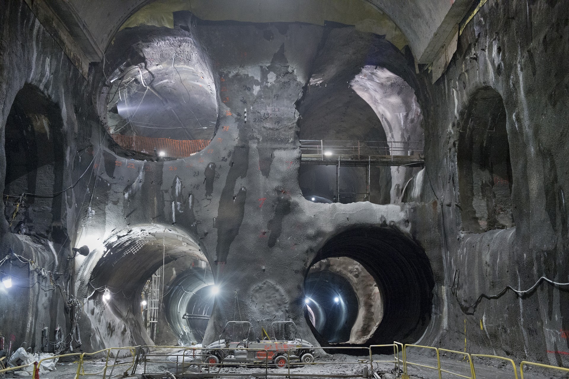 Around underground is. Подземные тоннели Нью-Йорк. Канализация Нью-Йорка. Тоннель метро Нью-Йорка. Канализационные туннели.