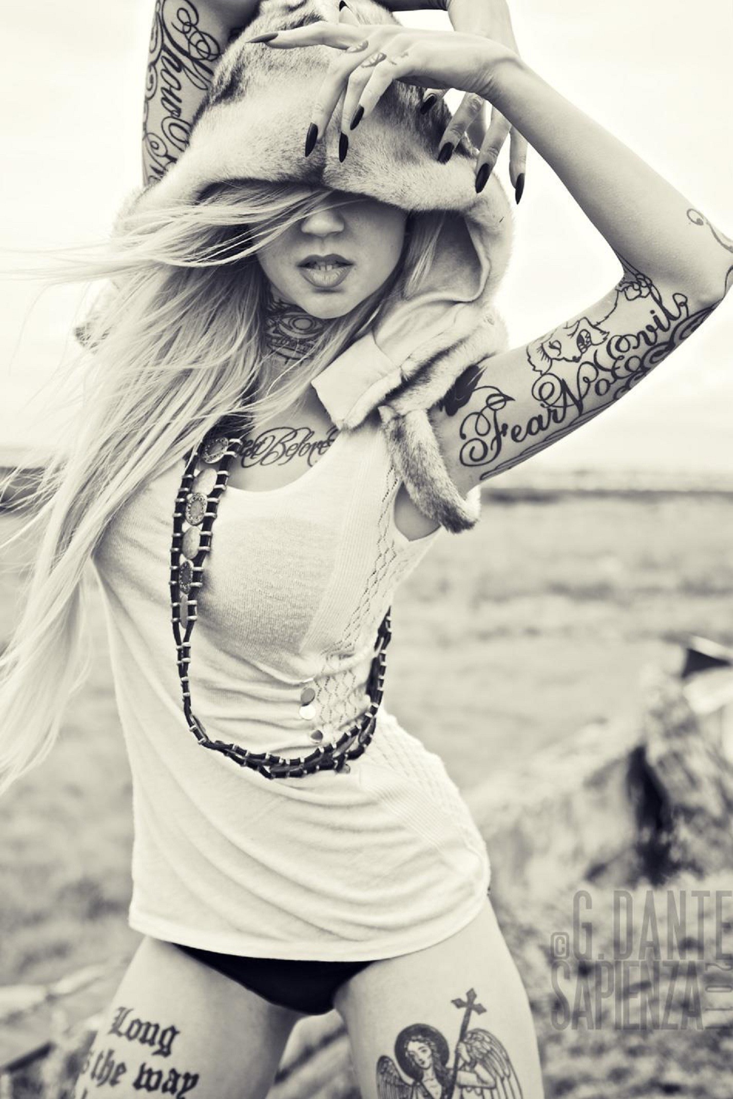 Наколка блондинка. Sara Fabel. Sara Fabel модель. Дерзкая девушка.