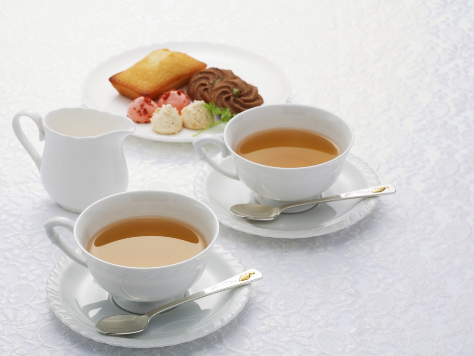 Просто попить чаю. Чашка с чаем. Две чашки чая. Чашка чая на столе. Кружка с чаем.