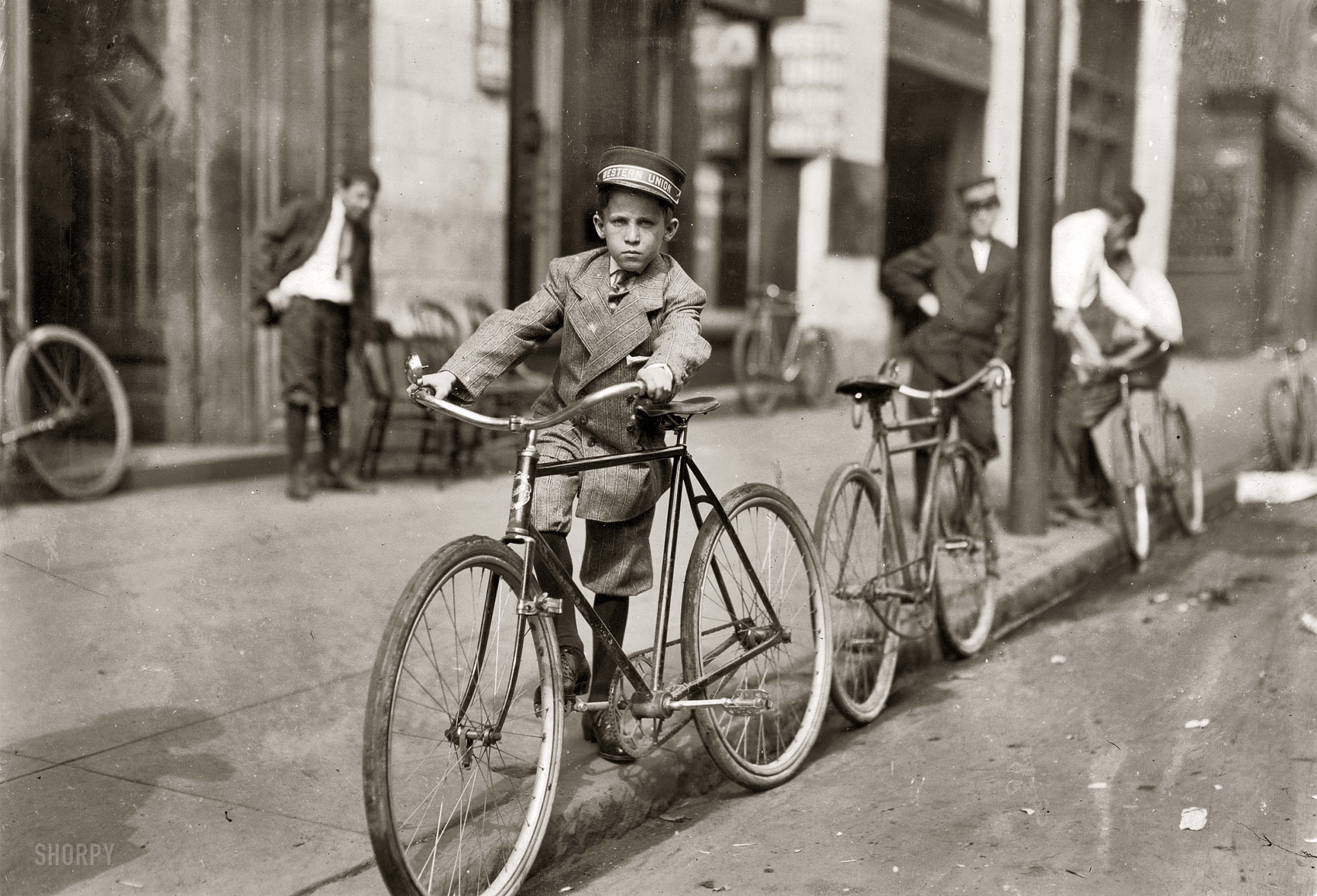 Ретро миссионеры. Велосипедисты 19 век США. Велосипед 20 века. Велосипед начала 20 века. Велосипед 1900 года.