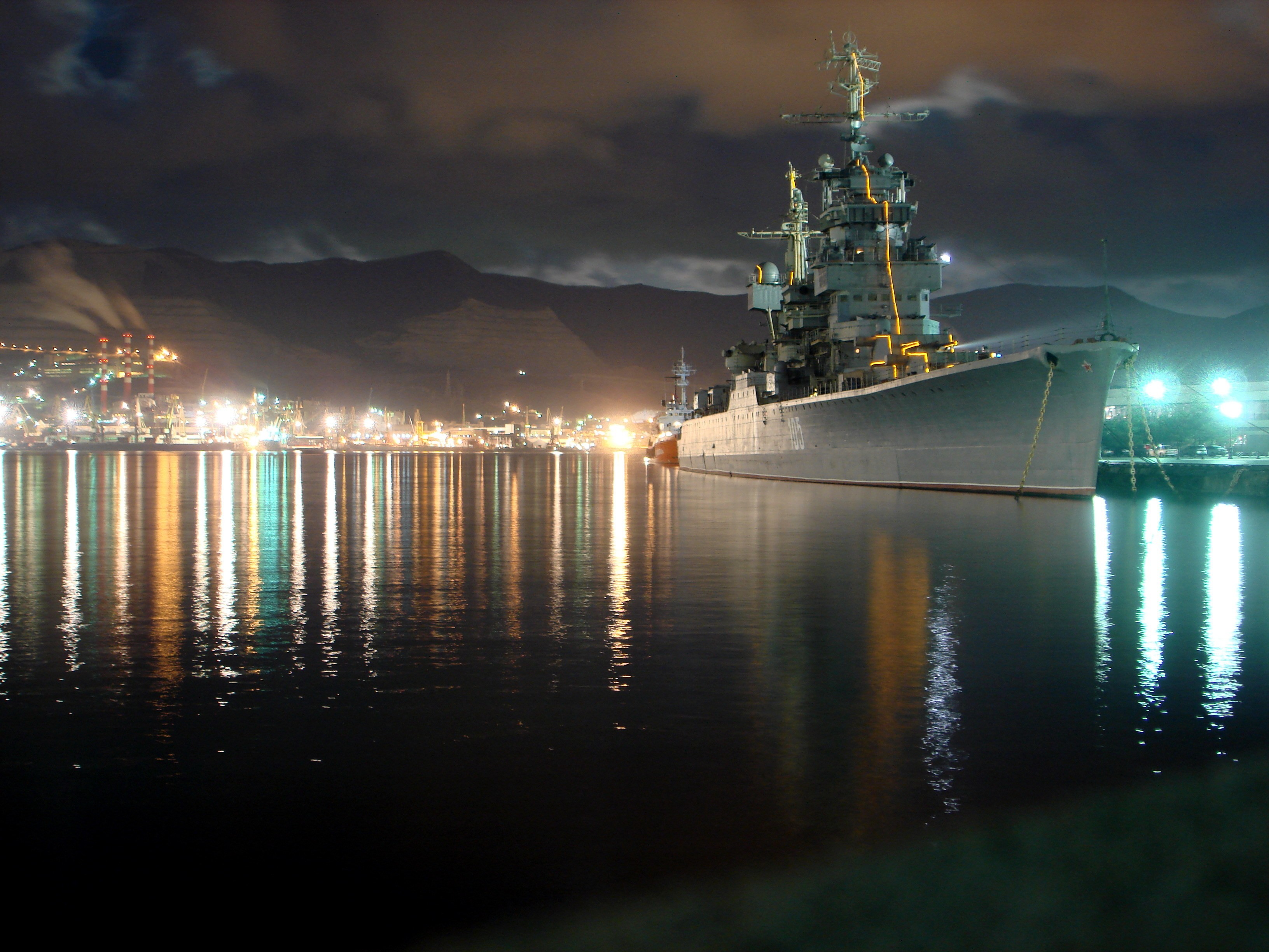 Флот имя. Новороссийск / Novorossiysk ночь. Ночной морской порт Новороссийск. Новороссийск залив корабль. Порт Новороссийск ночью.