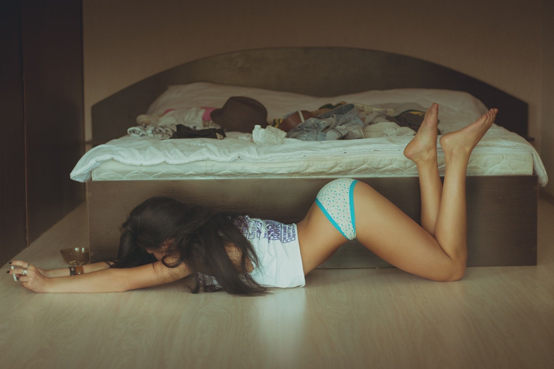 Девушка под кроватью