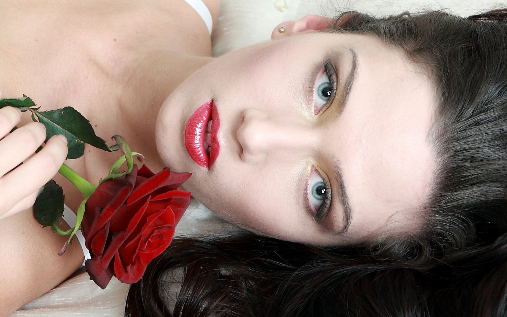 Девушка розы видео. Девушка с розой. Фотосессия с розами. Розы для красивой женщины. Портрет с розами.