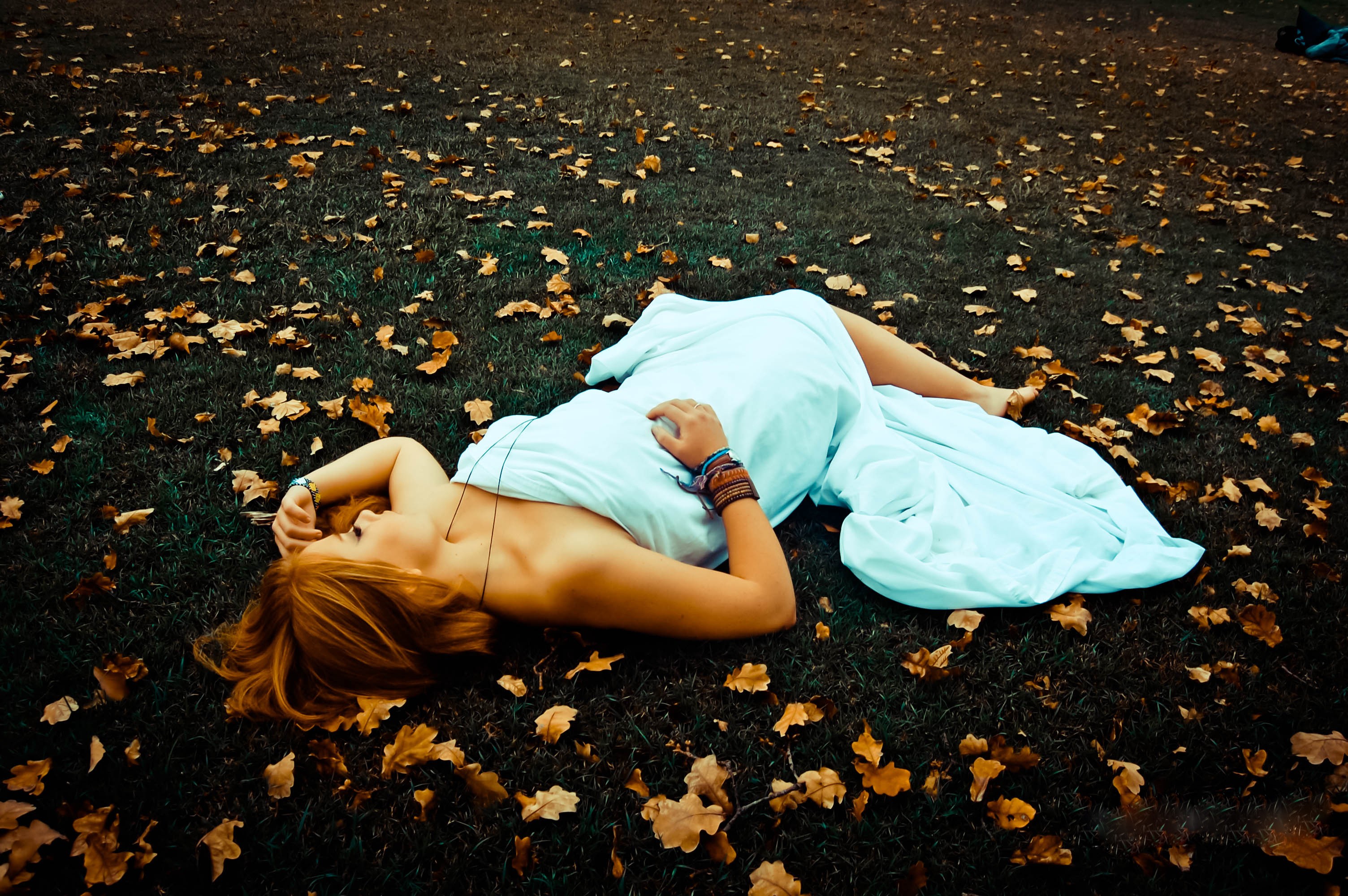 Лежа постою. Девушка лежит. Девушка лежит на асфальте. Девушка лежит без сознания.