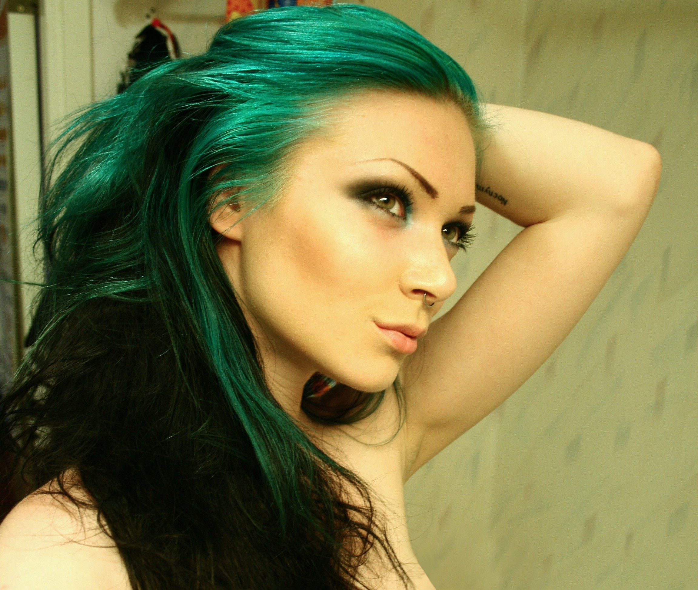 Селеный. Лионель тиктокерша с зелеными волосами. Девушка с зелеными волосами. Салатовые волосы. Темно зеленые волосы.