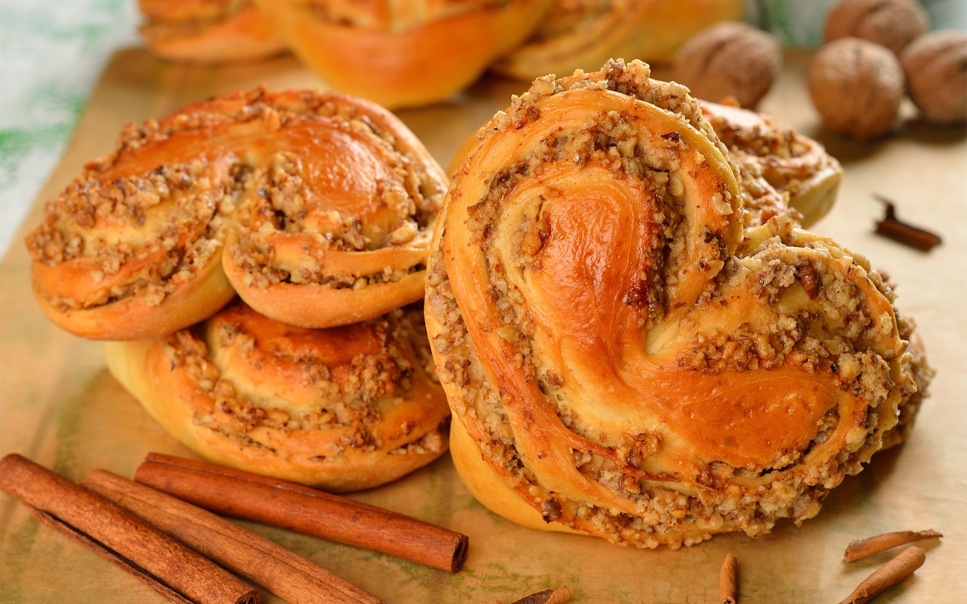 Walnut pastries with cinnamon