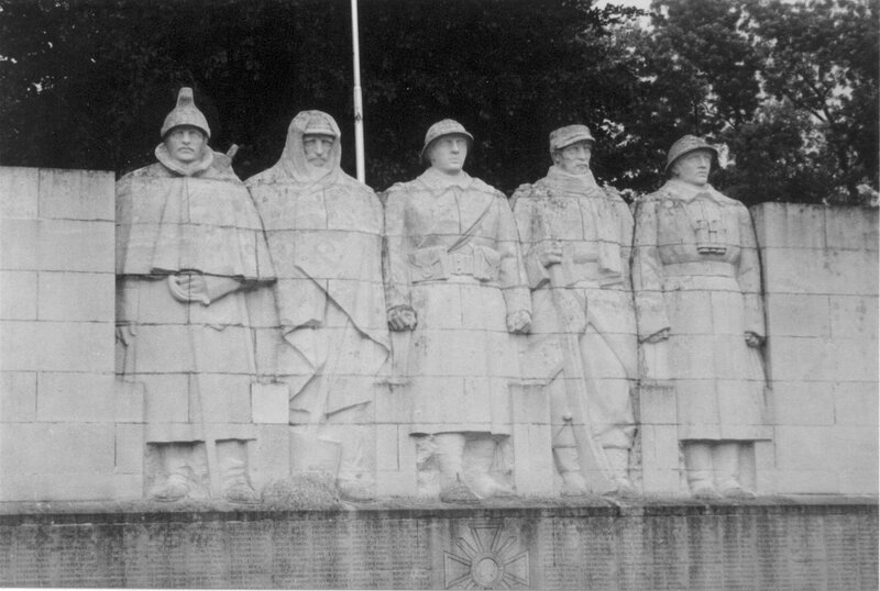 War memorial statues